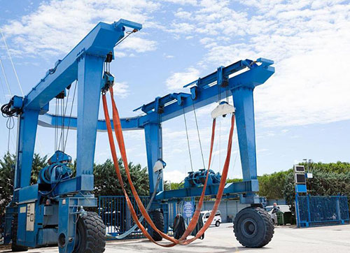 如何正確操作小型游艇吊以確保**？