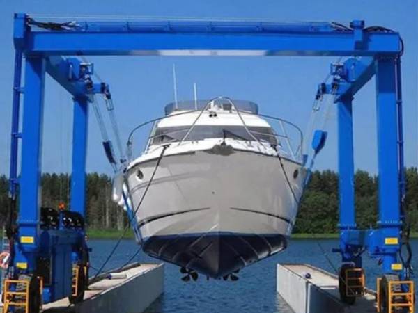 游艇吊的穩(wěn)定性和**性：如何確保游艇在吊裝過程中的穩(wěn)定和**？