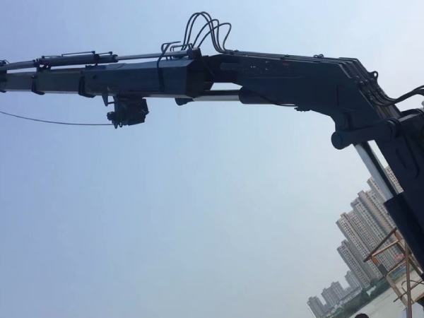 船用折臂吊如何適應(yīng)不同船體結(jié)構(gòu)？安裝有何要求？